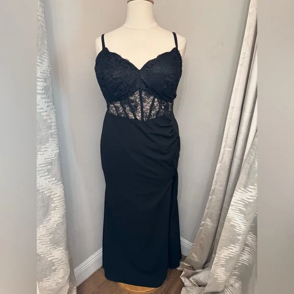 Plus Dress 🖤 - Picture 3 of 11